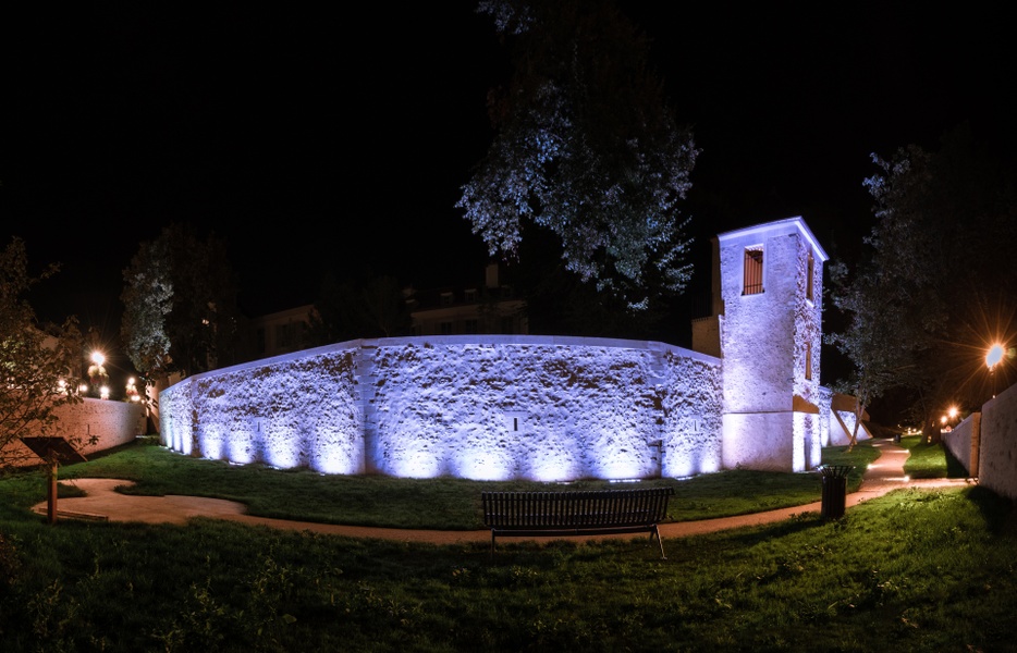 Remparts et tour du Château Budé