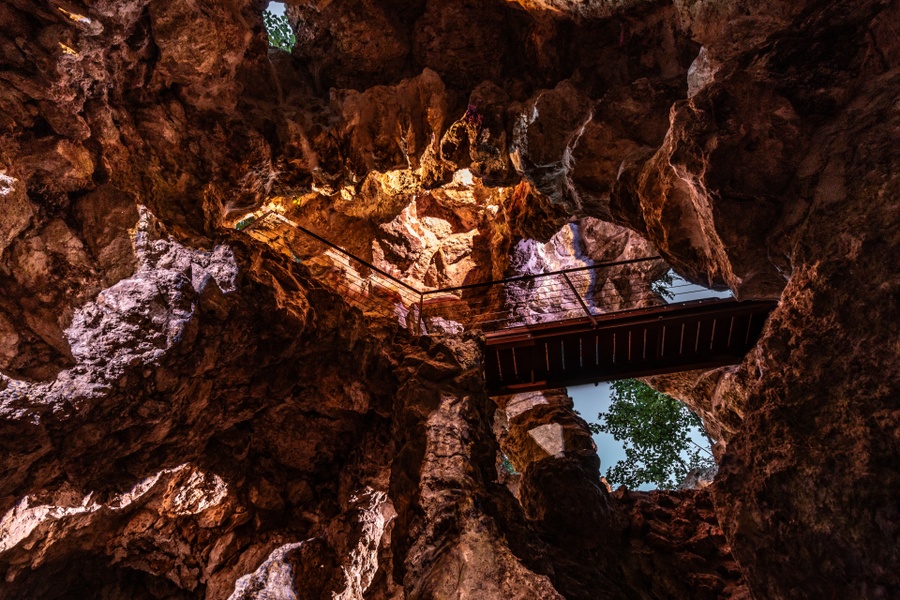Grotte majestueuse - Parc Budé